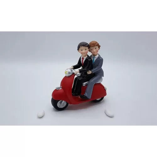 Sopratorta coppia ragazzi su vespa Kharma Living - 1