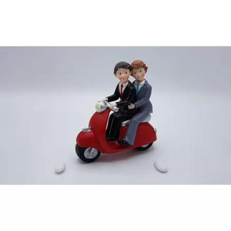 Sopratorta coppia ragazzi su vespa Kharma Living - 1