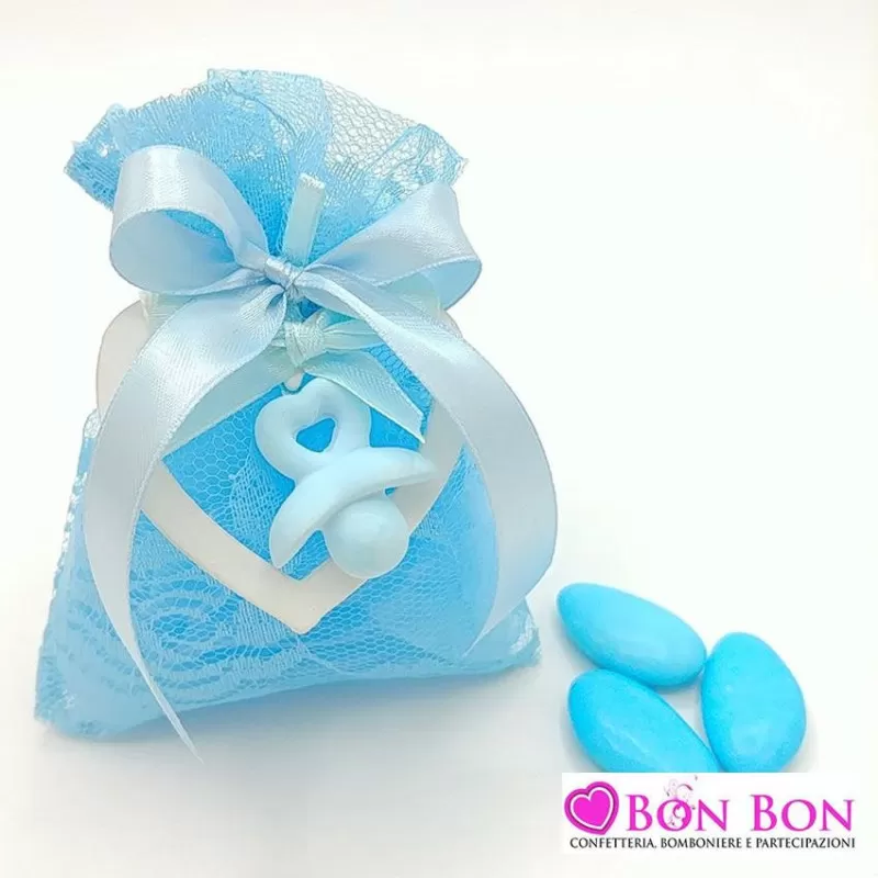 Sacchetto in offerta nascita e battesimo in merletto celeste con applicazione cuore - 1