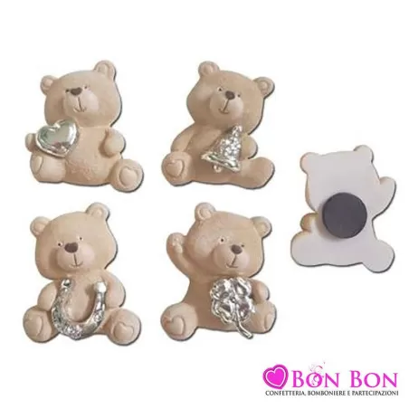 Magnete orsetto resina con fagotto bicolore bianco e quadrucci rosa - 3