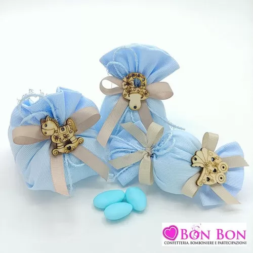 Linea sacchetti nascita e battesimo tessuto rigato celeste con applicazione legno Liete Creazioni - 1