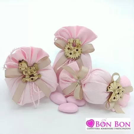 Linea sacchetti nascita e battesimo tessuto rigato rosa con applicazione legno Liete Creazioni - 1