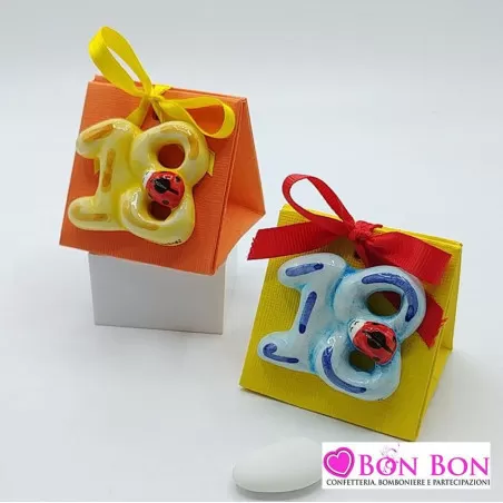Bomboniera compleanno magnete 18 in porcellana dipinta a mano - 1