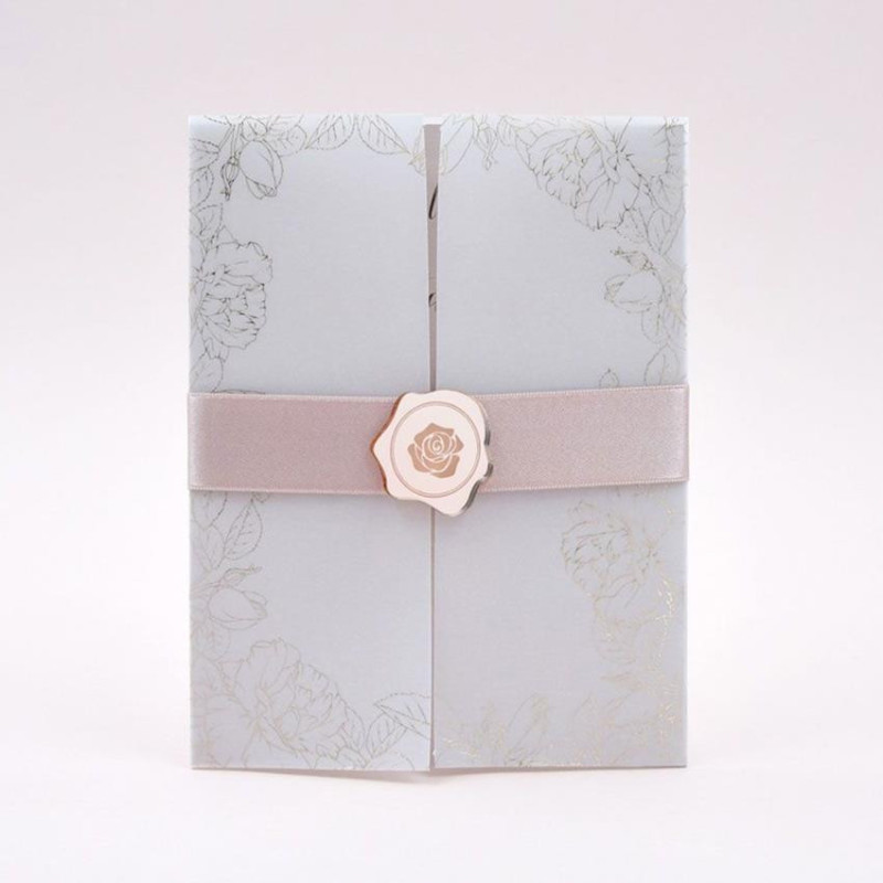 Partecipazione matrimonio con carta pergamenata e rosa in plex