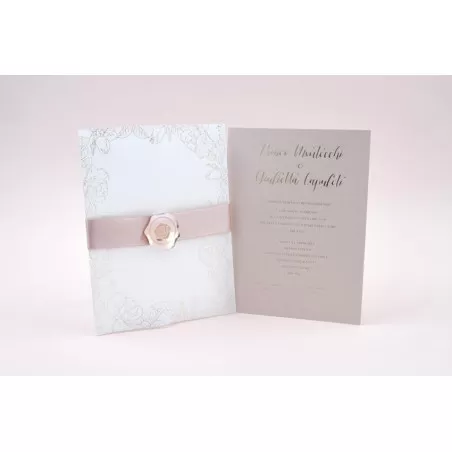 Partecipazione matrimonio con carta pergamenata e rosa in plex Alessia Partecipazioni - 2