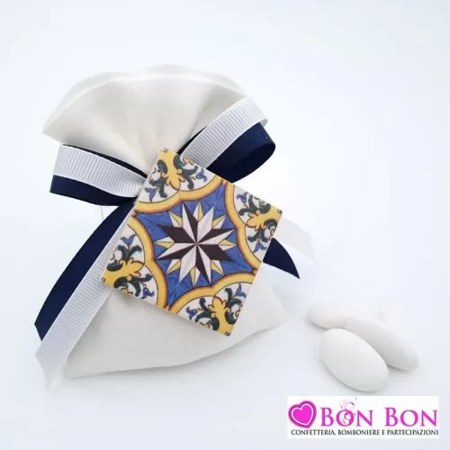 Sacchetto matrimonio tema siciliano in lino panna con mattonella maiolica blu e gialla Liete Creazioni - 1