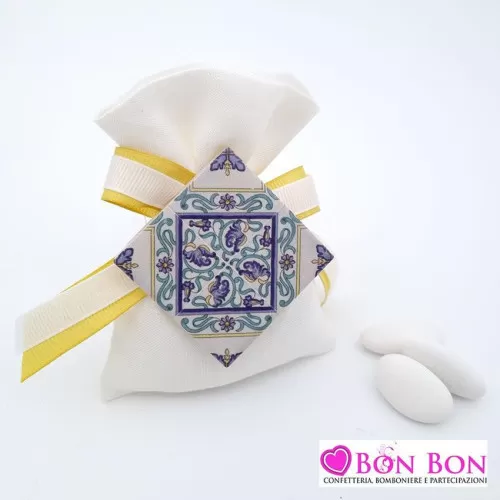 Sacchetto matrimonio tema siciliano in lino panna con mattonella maiolica blu e celeste Liete Creazioni - 1