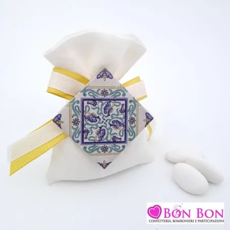 Sacchetto matrimonio tema siciliano in lino panna con mattonella maiolica blu e celeste Liete Creazioni - 1
