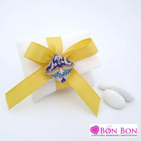 Sacchetto matrimonio tema siciliano busta lettera in lino panna con mattonella maiolica blu e gialla e celeste Liete Creazioni -