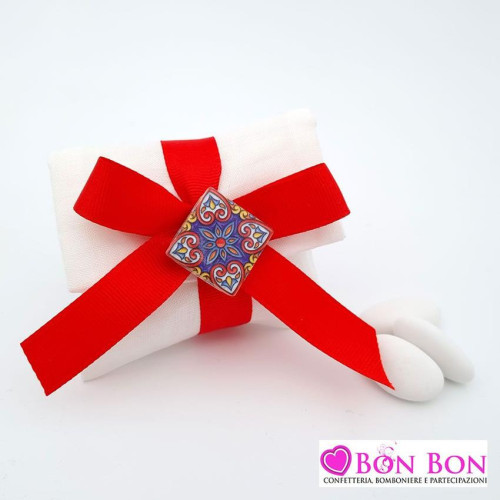 Sacchetto matrimonio tema siciliano busta lettera in lino panna con mattonella maiolica rossa e blu
