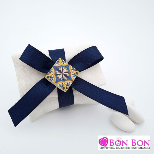 Sacchetto matrimonio tema siciliano busta lettera in lino panna con mattonella maiolica blu e gialla