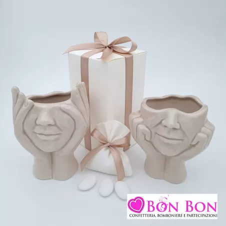 Bomboniera siciliana caspò mani in viso tortora - 1