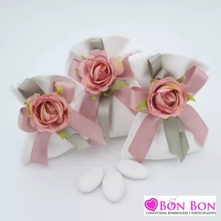 Sacchetti porta confetti per matrimonio in damasco panna con fiore rosa - 1