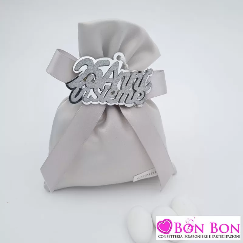 Sacchetto porta confetti nozze d'argento in raso grigio con magnete 25 anni Cupido - 1