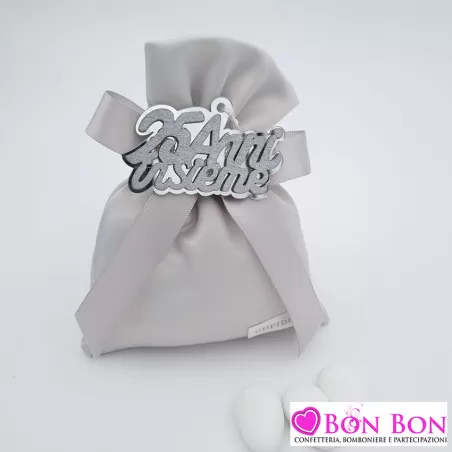 Sacchetto porta confetti nozze d'argento in raso grigio con magnete 25 anni Cupido - 1