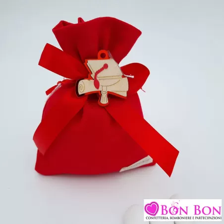 Sacchetto porta confetti per laurea in cotone rosso con tocco legno e plex Cupido - 1