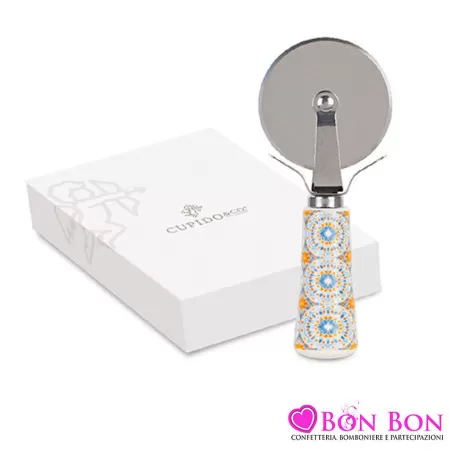 Bomboniera matrimonio tagliapizza porcellana decorata Cupido - 1