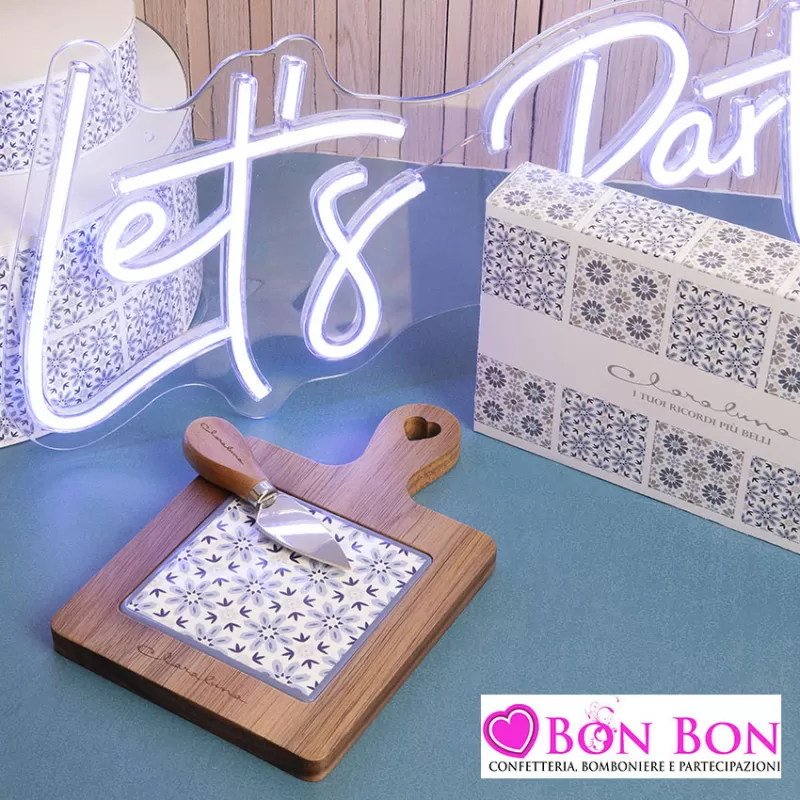 Bomboniera matrimonio tagliere in legno di acacia con mattonella fiori blue con coltellino Claraluna - 1