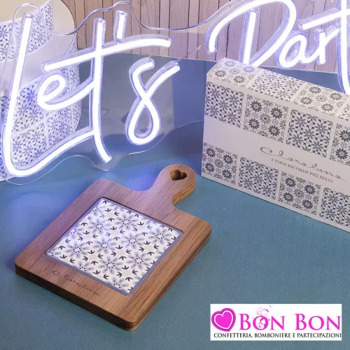 Bomboniera matrimonio tagliere in legno di acacia con mattonella fiori blue senza coltellino Claraluna - 1