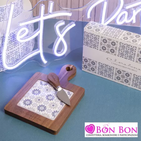 Bomboniera matrimonio tagliere in legno di acacia con mattonella fiori blu e tortora con coltellino Claraluna - 1