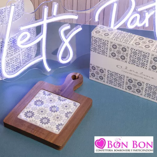 Bomboniera matrimonio tagliere in legno di acacia con mattonella fiori blu e tortora senza coltellino Claraluna - 1