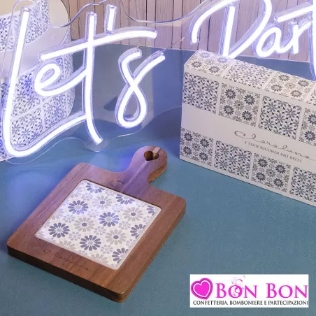 Bomboniera matrimonio tagliere in legno di acacia con mattonella fiori blu e tortora senza coltellino Claraluna - 1