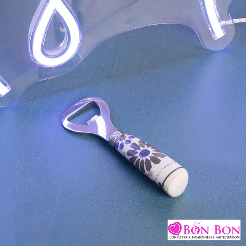 Bomboniera matrimonio apribottiglie fiori blu e grigio Claraluna - 1