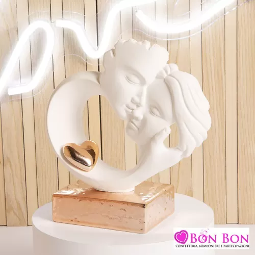 Bomboniera matrimonio coppia innamorati su base oro rosa con cuore Claraluna - 1