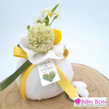 Sacchetto porta confetti matrimonio bustone con tondo crepes panna con allium verde e margherite - 1