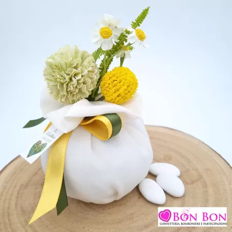 Sacchetto porta confetti matrimonio bustone con tondo crepes panna con allium verde e margherite - 2