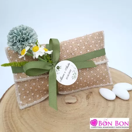 Sacchetto porta confetti matrimonio busta lettera juta a pois beige con allium verde e margherite - 1