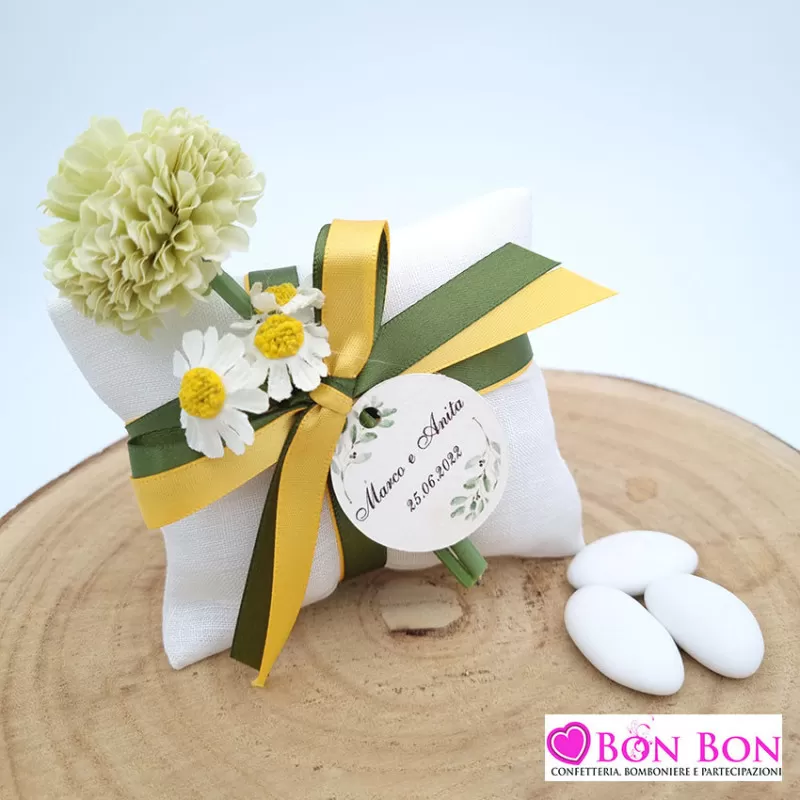 Sacchetto porta confetti matrimonio busta lettera lino panna con allium verde e margherite - 1