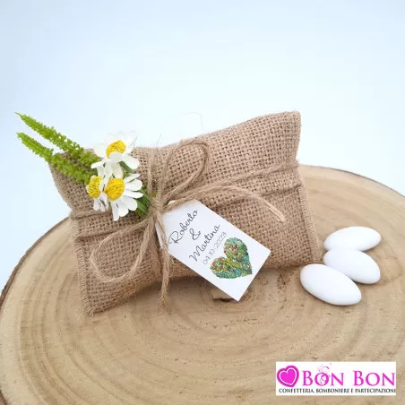 Sacchetto porta confetti matrimonio busta lettera juta naturale con margherite e amaranthus - 1