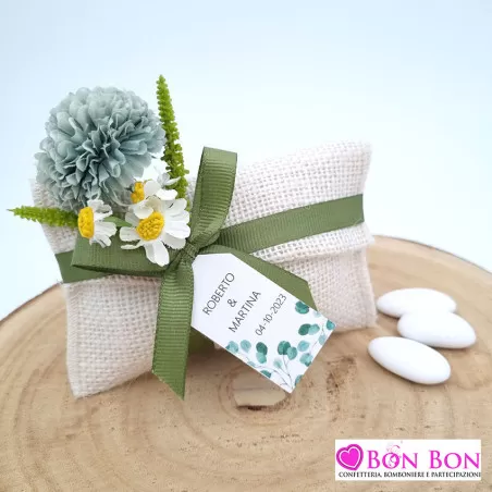 Sacchetto porta confetti matrimonio busta lettera juta panna con allium e margherite - 1