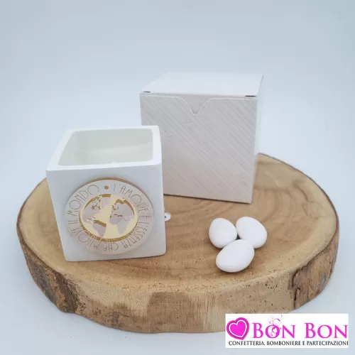 Bomboniera matrimonio candela cubo bianca con applicazione mondo in plex Melograno - 1