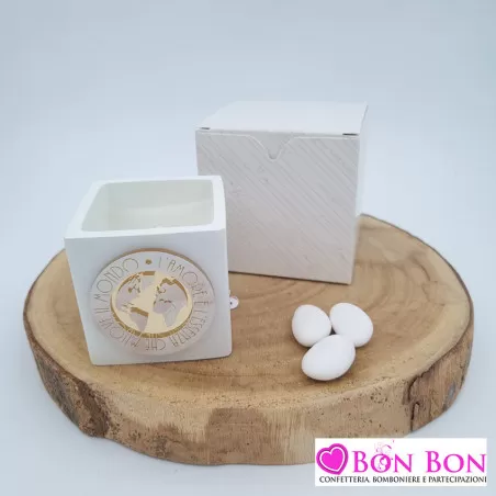 Bomboniera matrimonio candela cubo bianca con applicazione mondo in plex Melograno - 1