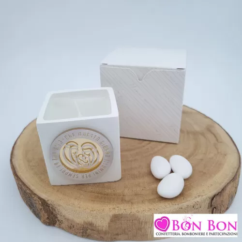 Bomboniera matrimonio candela cubo bianca con applicazione sacra famiglia in plex Melograno - 1