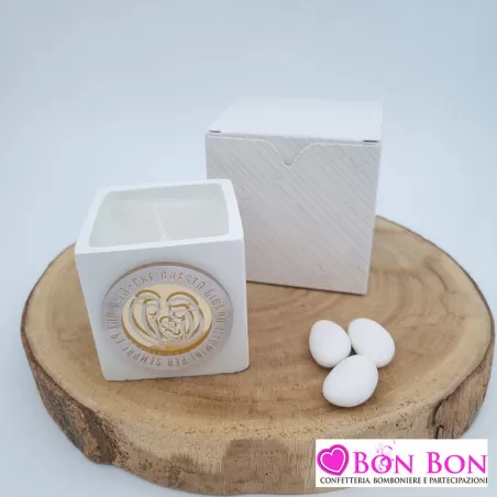 Bomboniera matrimonio candela cubo bianca con applicazione sacra famiglia in plex Melograno - 1