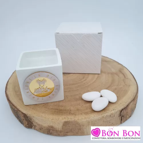 Bomboniera prima comunione candela cubo bianco con decoro in plex oro Melograno - 1
