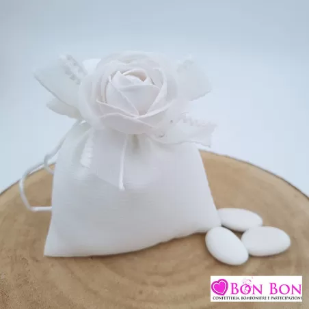 Sacchetto matrimonio busta panna con bocciolo bianco ETM - 1