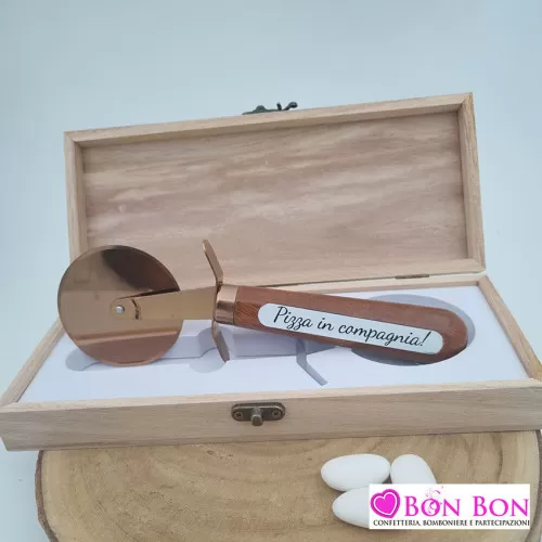 Bomboniera matrimonio tagliapizza legno con frase Royal Gifts - 1