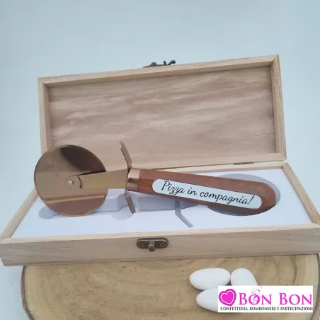 Bomboniera matrimonio tagliapizza legno con frase Royal Gifts - 1
