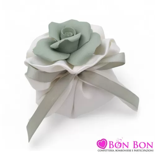 Sacchetto porta confetti matrimonio fagotto in raso panna con rosa capodimonte verde salvia Liete Creazioni - 1