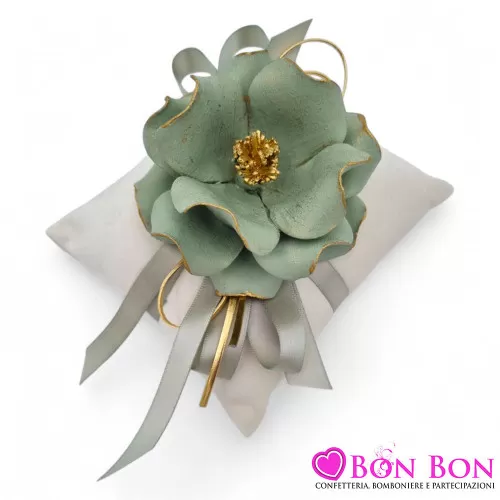 Sacchetto porta confetti matrimonio cuscino in velluto panna con magnolia verde salvia Liete Creazioni - 1