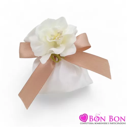 Sacchetto matrimonio porta confetti bustina in raso panna con fiore con pistilli panna
