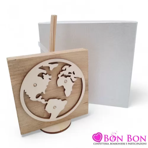 Bomboniera Matrimonio Tema Viaggio Profumatore in Legno con Mappamondo in Rilievo e Strass - 1