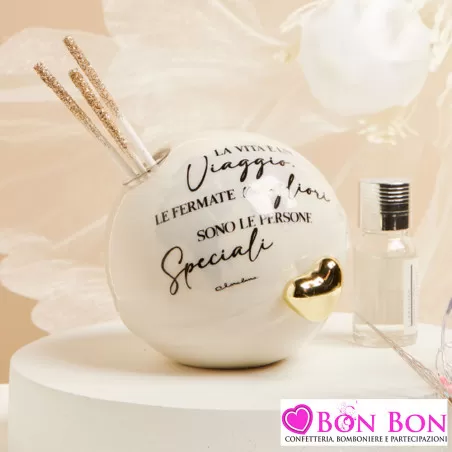 Bomboniera Matrimonio Tema Viaggio Claraluna 2025 - Diffusore Mappamondo in Porcellana Bianca con Cuore Oro Claraluna - 1