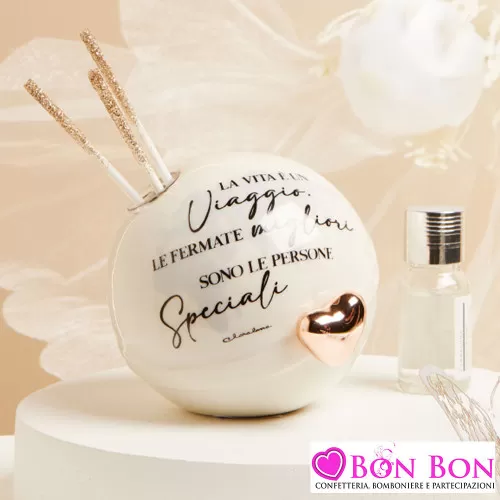 Bomboniera Matrimonio Tema Viaggio Claraluna 2025 - Diffusore Mappamondo in Porcellana Bianca con Cuore Rosa Gold Claraluna - 1