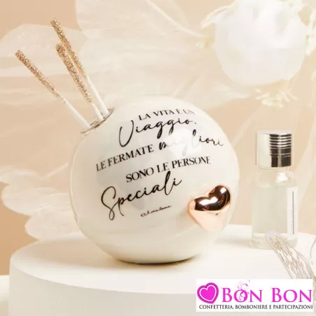 Bomboniera Matrimonio Tema Viaggio Claraluna 2025 - Diffusore Mappamondo in Porcellana Bianca con Cuore Rosa Gold Claraluna - 1
