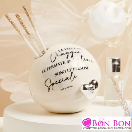 Bomboniera Matrimonio Tema Viaggio Claraluna 2025 - Diffusore Mappamondo in Porcellana Bianca con Cuore Argento Claraluna - 1